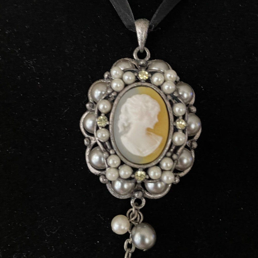 New Cameo faux grey Pearl rhinestones necklace